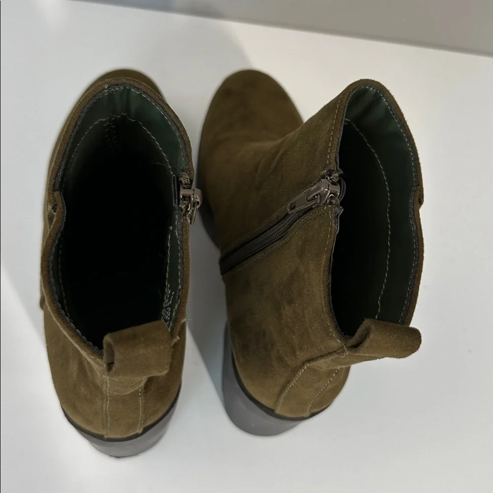 Journee Collection Cassidy‎ Lug Sole Faux Suede Booties Size 8